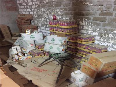 ضبط مواد غذائية منتهية الصلاحية في أحد المخازن بشرق الإسكندرية 