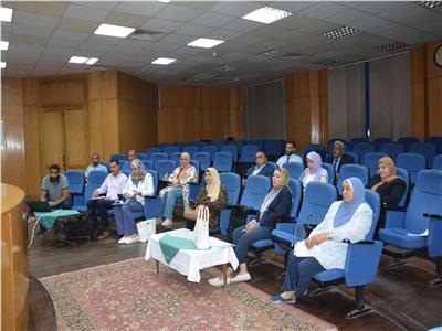 محافظ المنيا يناقش المبادرة الوطنية للمشروعات الخضراء الذكية