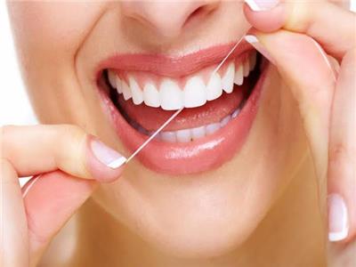 دراسة: استخدام الخيط الطبي في تنظيف أسنانك ينقل الأمراض