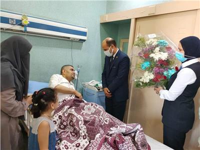 وزير الطيران المدني يرسل باقات ورود للمرضى بمستشفي مصر للطيران |صور