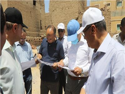 محافظ المنيا يراجع عدد من تراخيص البناء بقرية تنده