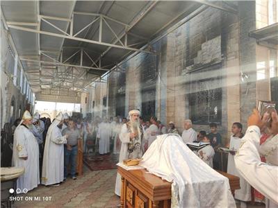الأنبا فام يتراس القداس الإلهي في كنيسة المنيا الجديدة المحترقة