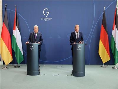 محمود عباس يوضح تصريحه بشأن «الهولوكوست» في مؤتمر المستشار الألماني