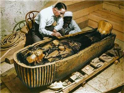 تفاصيل سرقة مكتشف مقبرة توت عنخ آمون قطع أثرية | فيديو