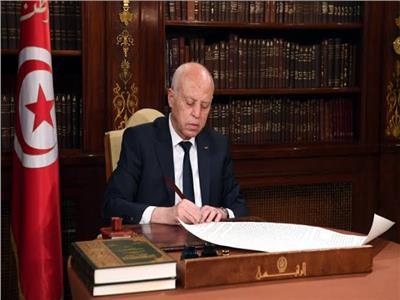 الرئيس التونسي يصادق على الدستور الجديد: يوم تاريخي من الأيام الخالدة