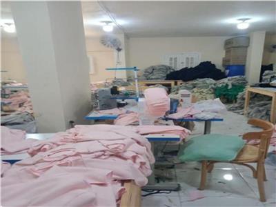 ضبط مصنع ملابس بدون ترخيص بالقاهرة 