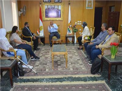 محافظ الوادي الجديد يبحث الاستعدادات لإقامة الملتقى التسويقي للتمور المصرية
