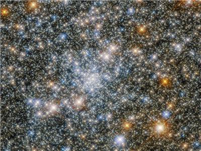 تلسكوب هابل يلتقط صورتين مبهرتين لمجرة وعنقود نجمي