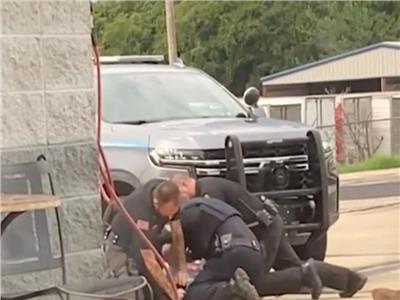 الشرطة الأمريكية تعتدي على مواطن بوحشية في مكان عام.. فيديو