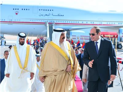 شاهد| الرئيس السيسي يستقبل بمطار العلمين ملك الأردن عبد الله بن الحسين