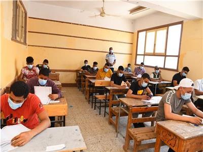 طلاب الثانوية العامة «الدور الثاني» يؤدون امتحاني الاقتصاد والإحصاء