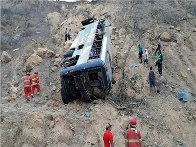مصرع وإصابة 20 شخصا جراء سقوط حافلة بواد عميق في بيرو 