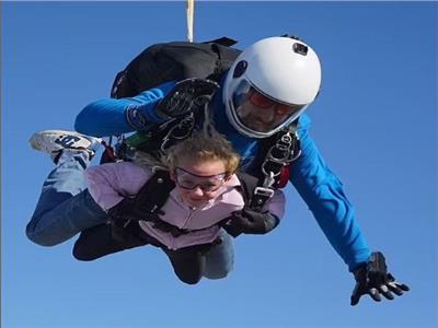 أصغر طفلة تقفز بمظلة على ارتفاع 12 ألف قدم| صور 