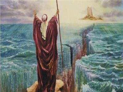 انقلبت ثعبان وانفلق بها البحر.. خبير آثار يوضح التجليات الربانية في عصى موسى  