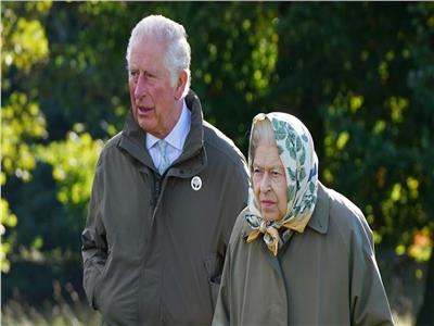 مع تزايد المخاوف الصحية.. الأمير تشارلز يزور الملكة إليزابيث يوميًا