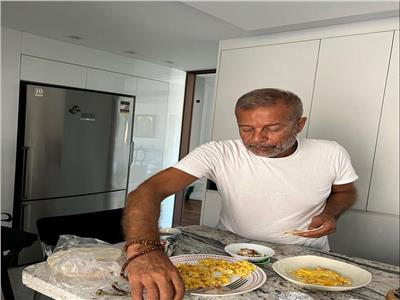 بعد تصدره الترند بسبب أزمة بناته وزوجته.. شريف منير يظهر في المطبخ