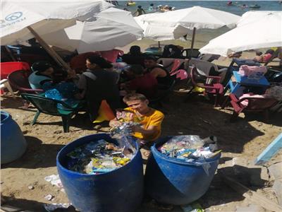 "البسكويت" مقابل "القمامة" على شط إسكندرية|صور 
