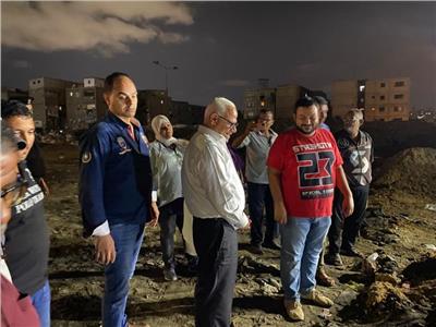 محافظ بورسعيد يتفقد أعمال إصلاح كسر ماسورة مياه في حي الضواحي