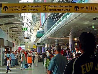إضراب عمال المناولة يصيب مطار لشبونة البرتغالي بـ «الشلل» وإلغاء 60 رحلة  