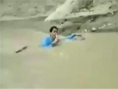بالفيديو| مذيع باكستاني تجرفه مياه الفيضانات أثناء تقديم تقريره