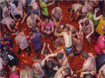 20 ألف شخص يشاركون في مهرجان الطماطم باسبانيا | فيديو