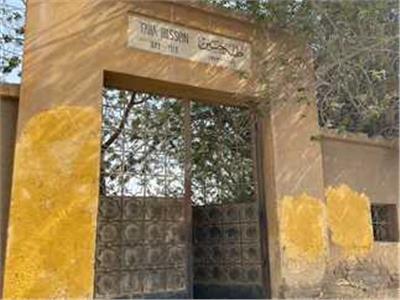 بعد بيان المحافظة.. مسح كلمة «إزالة» من على مقبرة طه حسين        