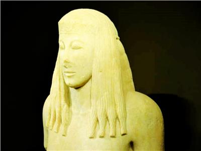 تمثال «فتاة ثيرا» .. عمره 2700 سنة يُعرض في جزيرة سانتوريني