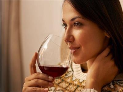 أخصائية غدد تكشف خطورة شرب النساء «النبيذ» 