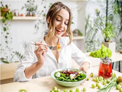 3 عادات لتناول الطعام يمكن أن تؤدي إلى اختلال التوازن الهرموني