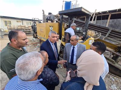 رئيس «كهرباء الإسكندرية» يتابع أعمال تمديد الكابلات بمشروع القطار السريع