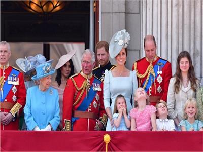 أخرهم الأمير هاري وزجته .. أفراد الأسرة المالكة يصلوا إلى قصر بالمورال