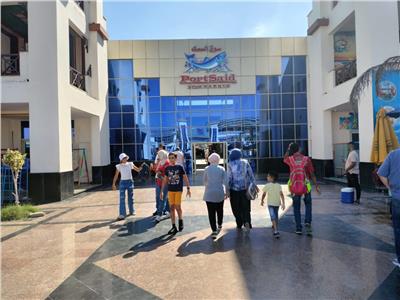 توافد ٱلاف المواطنين على سوق الأسماك الجديد ببورسعيد