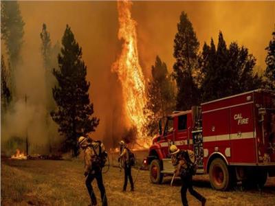 حريق في كاليفورنيا يتمدد إلى جبال وسط محاولات مستمرة لإخماده