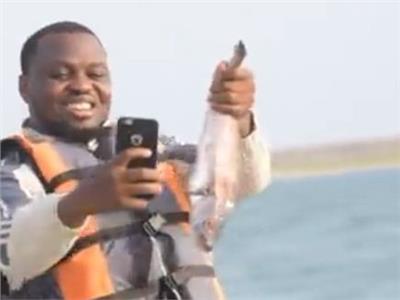 «أجنبي» يصطاد سمكة ويرمي هاتفه في البحر| فيديو  