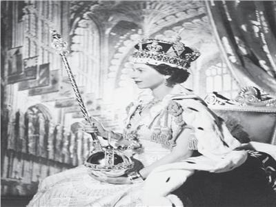 سلموها «سيف الدولة».. «آخرساعة» شاهدة على مراسم تتويج الملكة إليزابيث