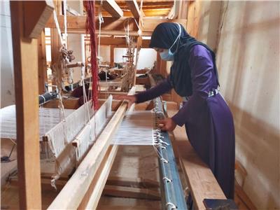 «القوى العاملة»: تدريب فتيات على مهنة صناعة السجاد و«الكليم» بالوادي الجديد