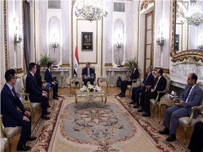 رئيس الوزراء يلتقي وفد شركة "OPPO" لاستعراض خطط الاستثمار في مصر خلال المرحلة المقبلة