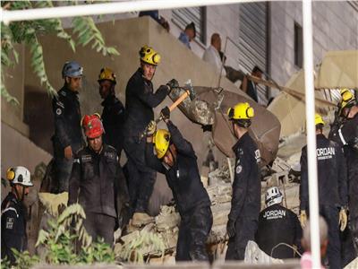 الامن العام  الأردني يخلي جثة ثامنة من تحت انقاض مبني سكني في عمَان 