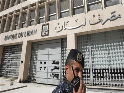 في حرب استعادة أموالهم من البنوك.. «مودعون» يقتحمون 8 مصارف في لبنان 