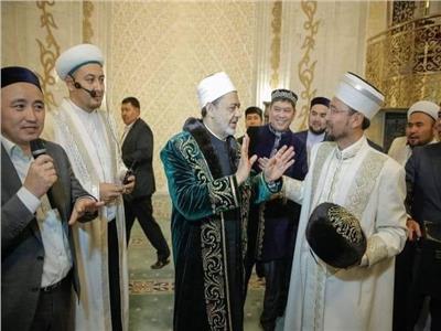 في موقف مشرف.. الإمام الأكبر يتمسك بالعمة الأزهرية بكازاخستان