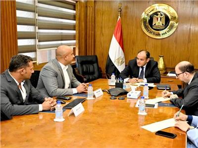 وزير الصناعة يلتقي وفد شركة مصرية تعمل في تكنولوجيا المركبات الكهربائية