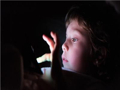دراسة.. الأطفال معرضون للبلوغ المبكر بسبب شاشة الهاتف الذكي 