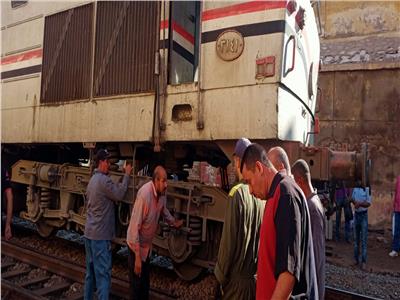 جهود مكثفة لرفع قطار الركاب بعد خروج عربتين بمحطة دمنهور| فيديو وصور 