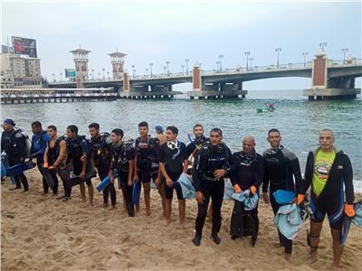 وزارة البيئة تشارك بحملة لتنظيف قاع البحر بشاطئ ستانلي بالإسكندرية