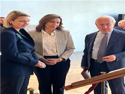 وزيرة الثقافة و نظيرتها الألبانية تفتتحان معرض «وصف مصر»
