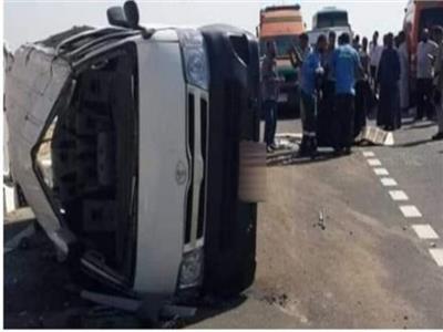 بالأسماء..إصابة 12 عاملاً في حادث انقلاب سيارة أعلى كوبري المنيا 