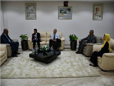 صبحي يلتقي مساعد وزير الخارجية للشئون الثقافية بحضور حسن مصطفي 