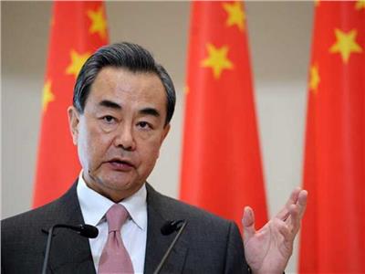 وزير الخارجية الصيني يدعو لتعزيز التعاون مع الجابون