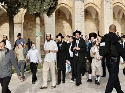 الشرطة الإسرائيلية توصي المصلين اليهود بحمل السلاح الشخصي خلال حضورهم إلى دور العبادة