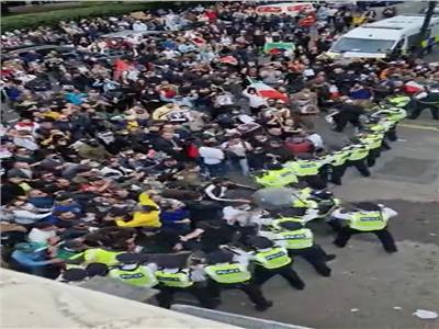 محتجون يشتبكون مع الشرطة خارج السفارة الإيرانية في لندن | فيديو